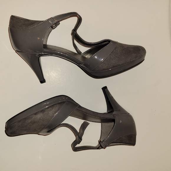 Bandolino gray heels size 8.5 m - Picture 4 of 12
